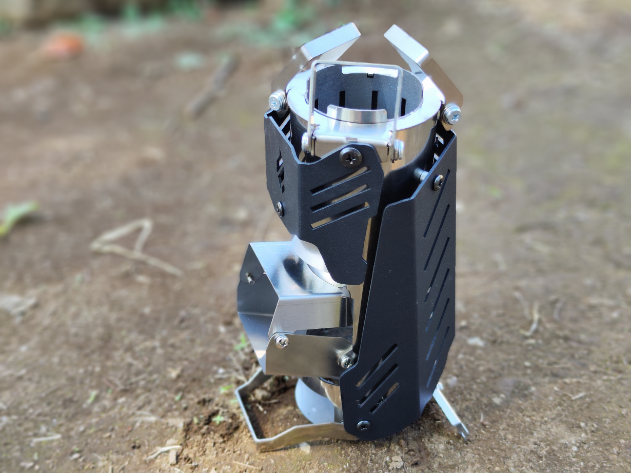 10秒設置で持ち運びも便利。高火力&連続燃焼をキープできる小型ロケットストーブ