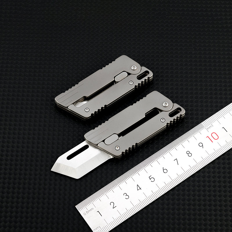片手で一秒開閉！純チタン製キャロットナイフで大人にも夢中になれる、実用性も抜群