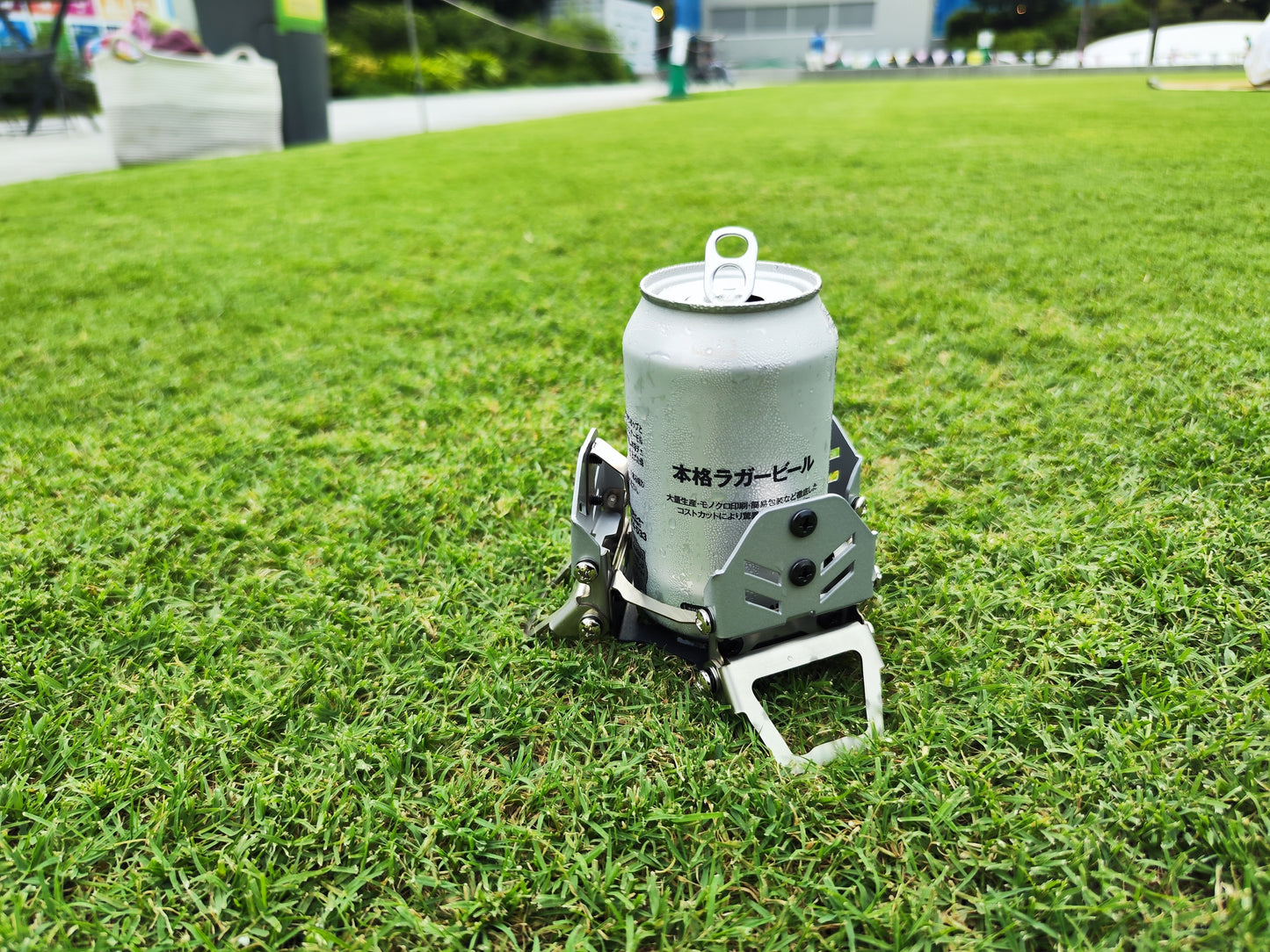テーブルがなくても飲み物を安定して地面に置ける、折り畳み式ドリンクホルダー