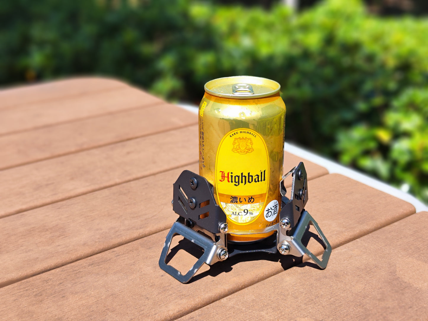 テーブルがなくても飲み物を安定して地面に置ける、折り畳み式ドリンクホルダー