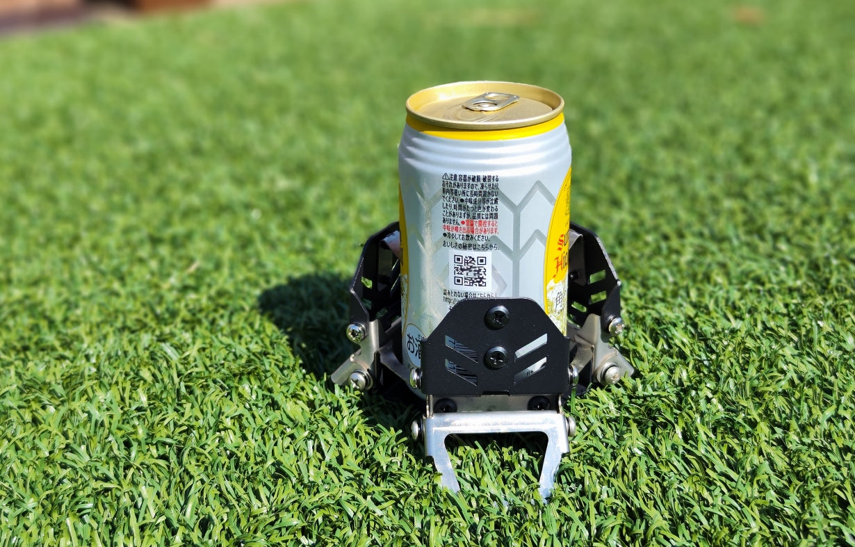テーブルがなくても飲み物を安定して地面に置ける、折り畳み式ドリンクホルダー