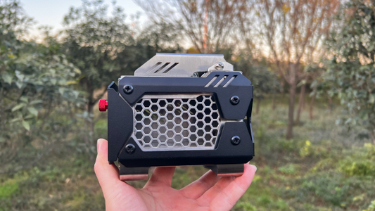 【手のひらサイズ】炎を眺めて調理もできる、多種燃料対応のコンパクト薪ストーブ