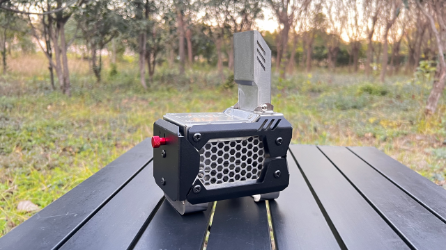 【手のひらサイズ】炎を眺めて調理もできる、多種燃料対応のコンパクト薪ストーブ