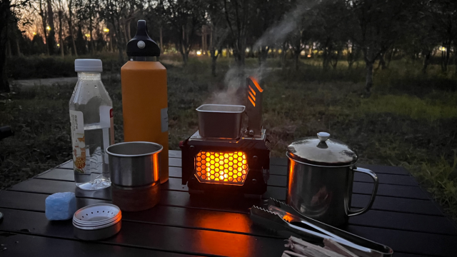 【手のひらサイズ】炎を眺めて調理もできる、多種燃料対応のコンパクト薪ストーブ