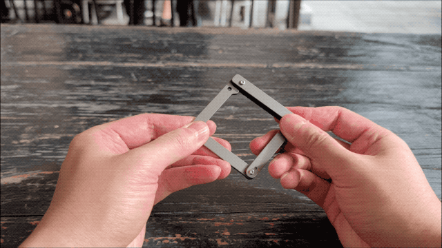 バッグ置き場に困らない。わずか31gのチタン製軽量バッグハンガー