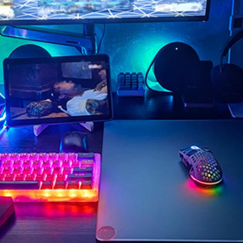 ゲームや仕事で大活躍！スッとすべり、ピタッと止まる。 マウスの味方、フルガラスマウスパッド「 D-GLOW 2.0 」