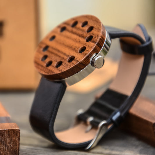 洗練されたシンプルなデザイン。 針がない木製時計「INDIOS」で特別な体験を。